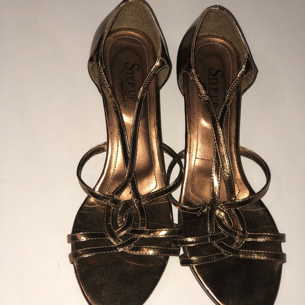 Golden heels 👠